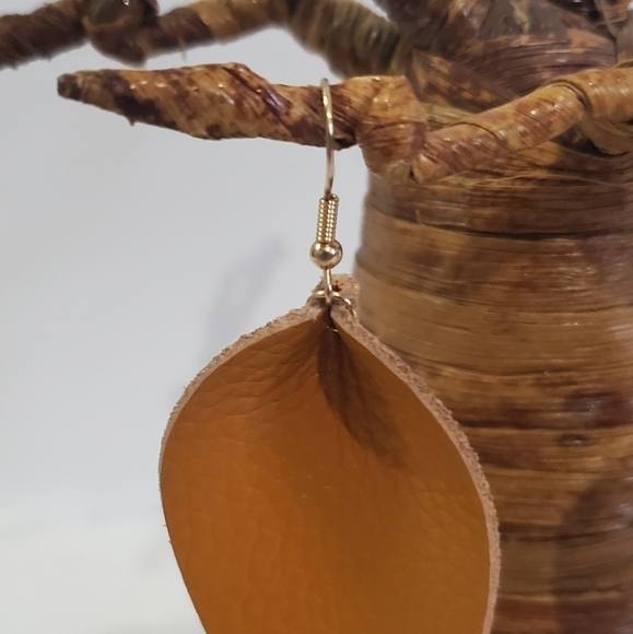 Nwot Leather Pebbled Mustard Yellow Leaf Tear Drop Dangle Fish Hook Earrings - Picture 4 of 6